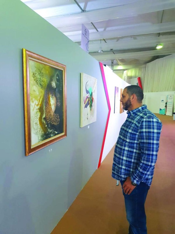 أعمال فنية منوعة تجذب زوار معرض جدة للكتاب