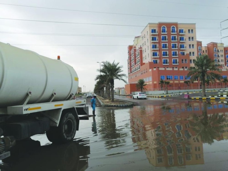 الجبيل.. «مضخات وصهاريج» للتعامل مع البلاغات