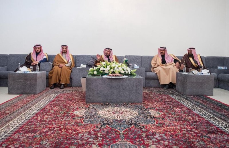أمير القصيم يستمع لمقترحات أهالي شري