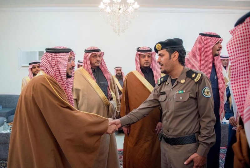 أمير القصيم يستمع لمقترحات أهالي شري
