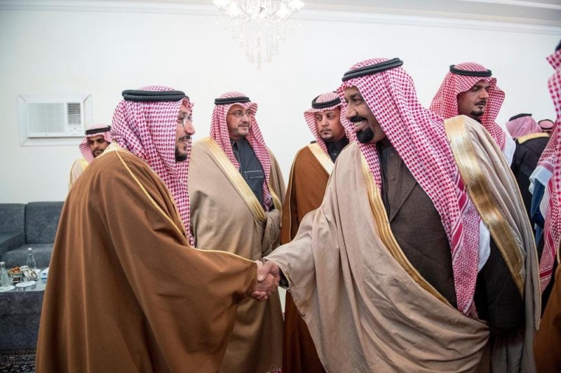 أمير القصيم يستمع لمقترحات أهالي شري