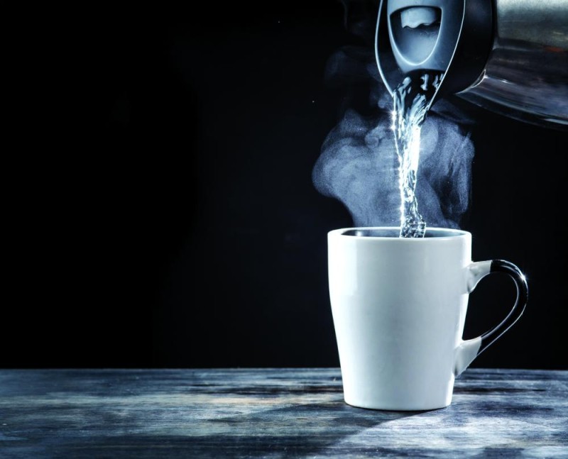 كوب ماء دافئ صباحا يسهل الهضم ويخفف التعب