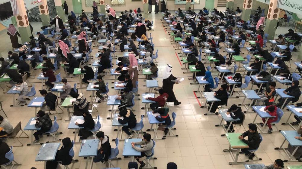 بالصور.. وزير التعليم داخل لجنة اختبارات منتصف العام