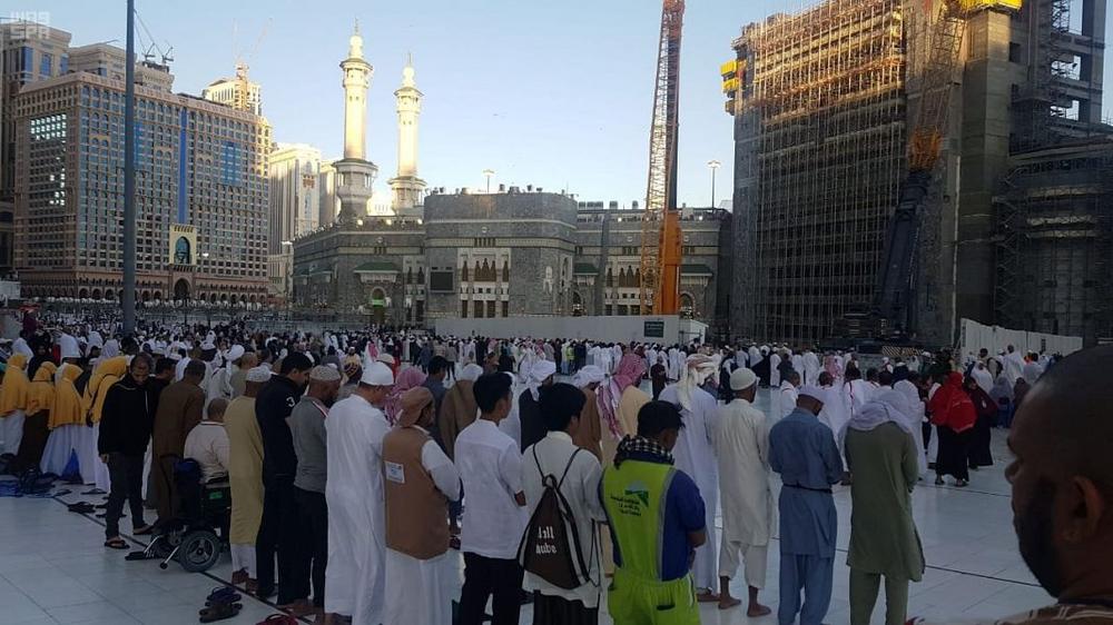 بالصور..  صلاة الكسوف في الحرم المكي