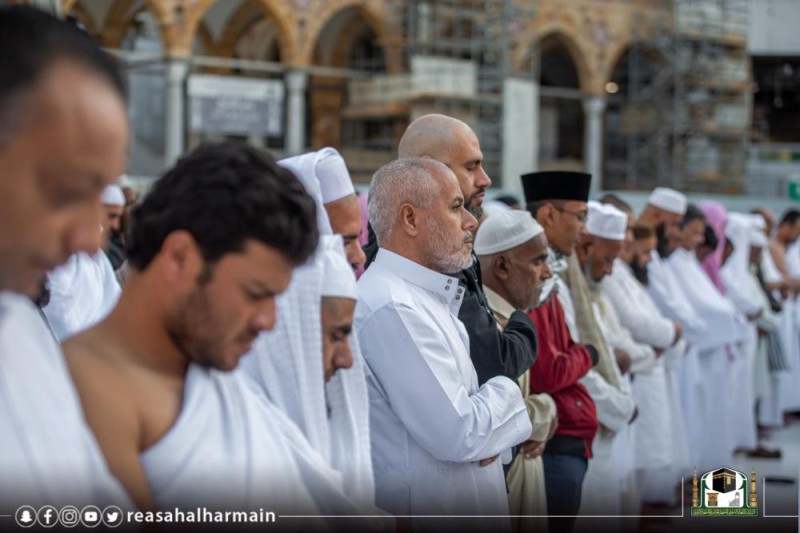بالصور..  صلاة الكسوف في الحرم المكي