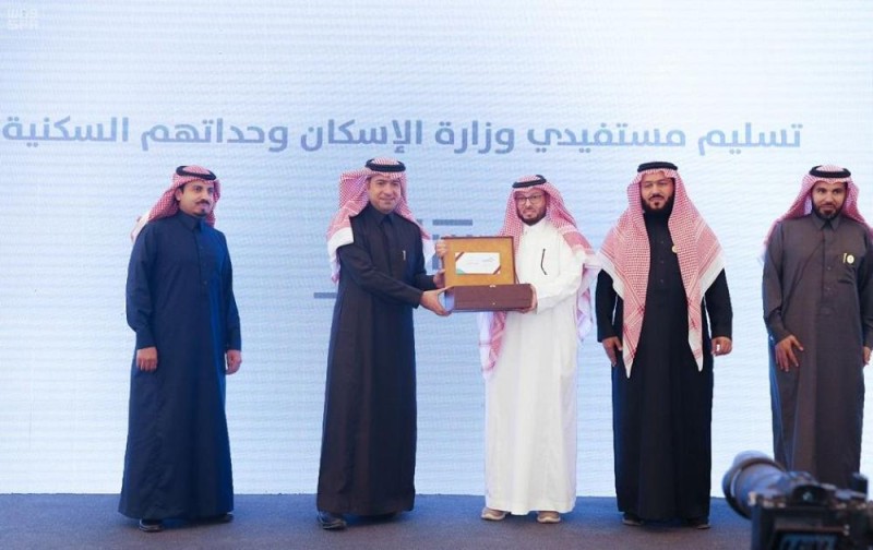 وزير الإسكان يسلّم وحدات لمستفيدي «شمس الديار» بالرياض