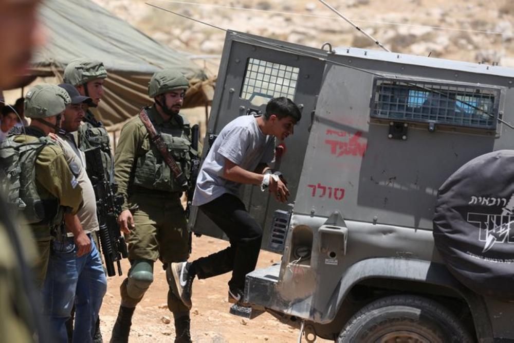 قوات الاحتلال تعتقل 5 فلسطينيين 