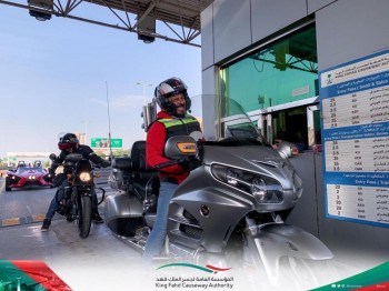 بالصور.. أول عبور للدراجات النارية بجسر الملك فهد