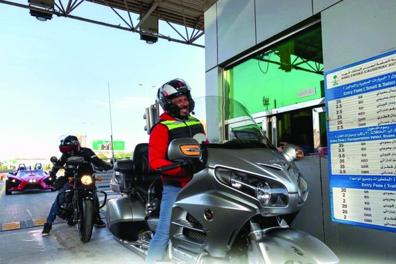 أول دراجة نارية تعبر جسر الملك فهد