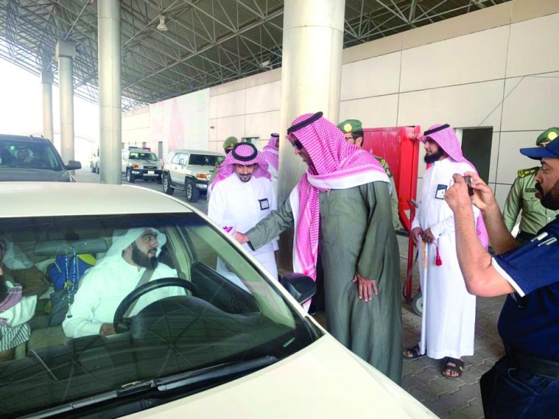 محافظ العديد يتفقد منفذ البطحاء