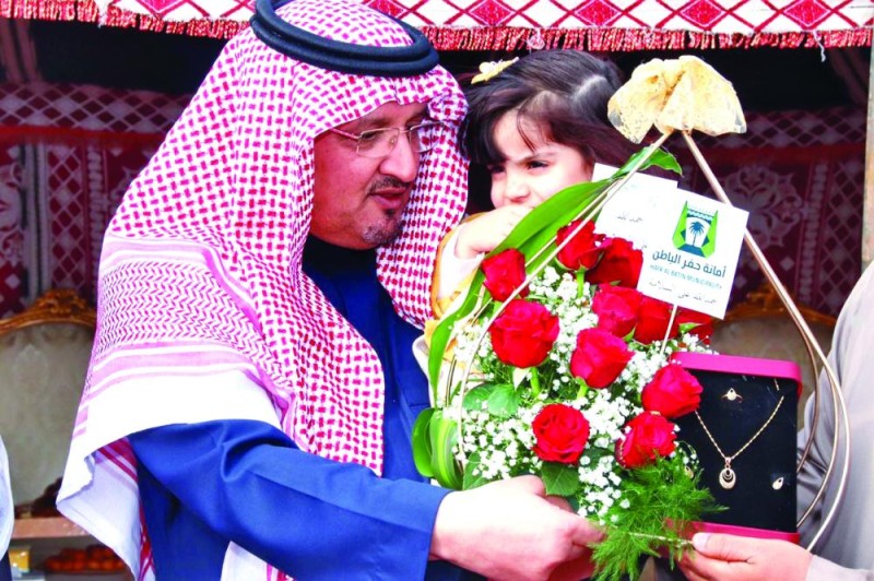 أمين حفر الباطن يزور طفلة حي التلال