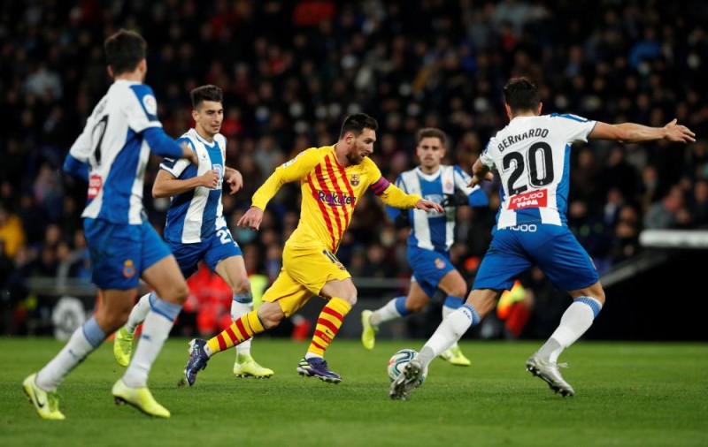 تعادل «إسبانيول» و«برشلونة» في ديربي كتالونيا