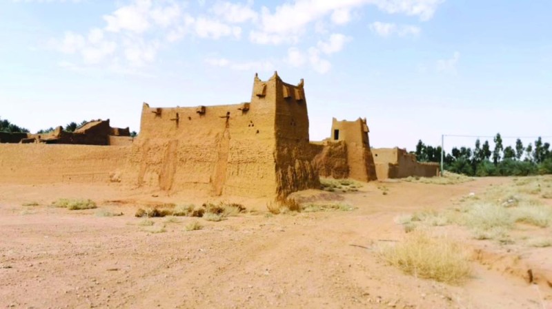 مات عنترة وما زالت آثار قصره ماثلة