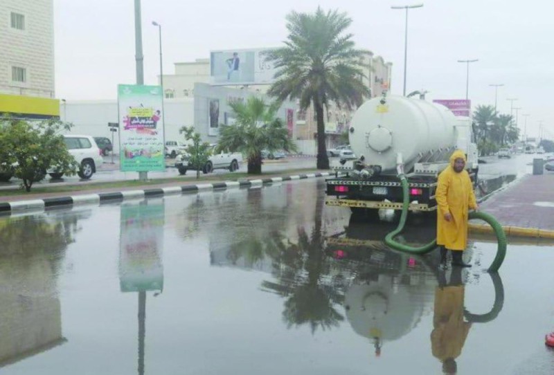 صهاريج لرفع التجمعات برأس تنورة