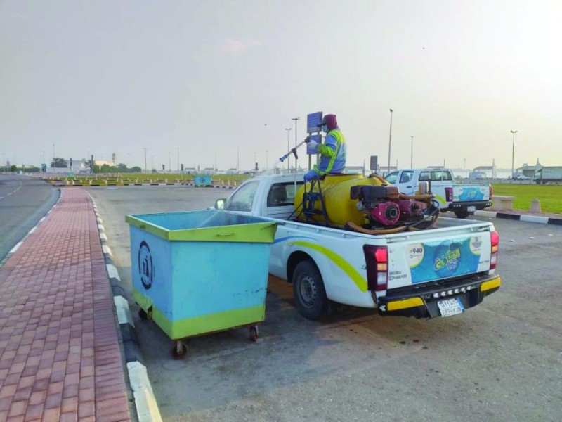 رش وتطهير الحاويات في «الهاف مون»