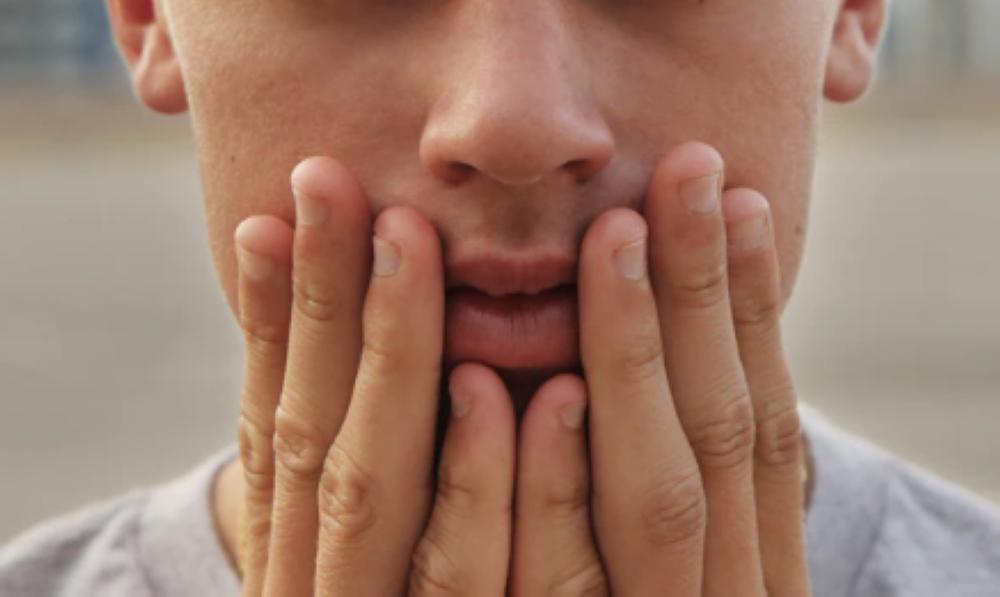 نصائح طبية.. كيف تتجنب تشقق الشفاه في الشتاء؟