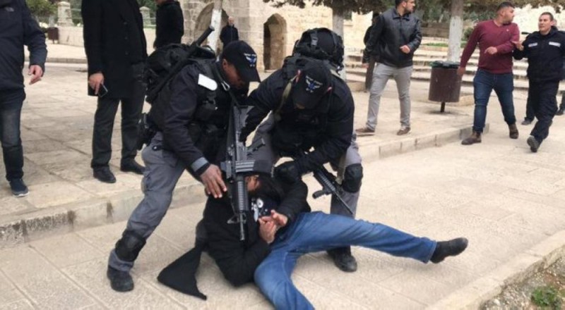 الاحتلال يعتقل 5 فلسطينيين في باب الرحمة