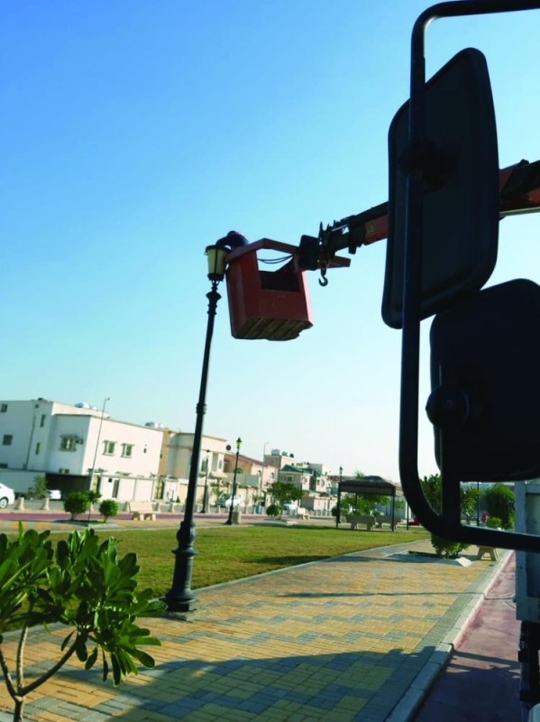 صيانة الإنارة بممشى حي الجامعة بالظهران