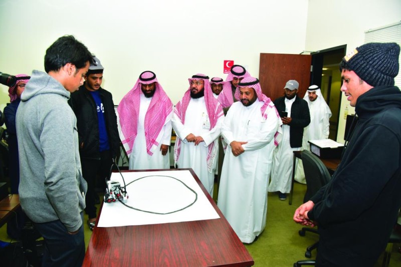 تعليم الشرقية يطلع على برامج مخيم أيتام المملكة