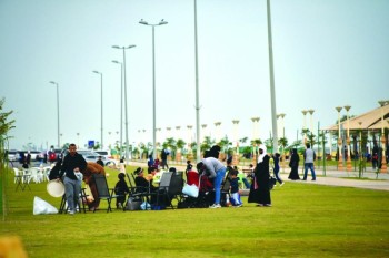أجواء الدمام الربيعية تدفع الأهالي إلى المتنزهات والواجهات البحرية