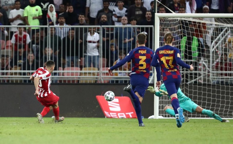 أتليتيكو يصعق برشلونة ويبلغ نهائي «السوبر الإسبانية»