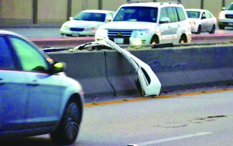 مخلفات الحوادث في طرق الشرقية خطر يصطاد المركبات