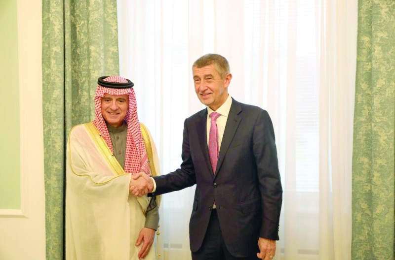 بحث تطوير العلاقات مع التشيك