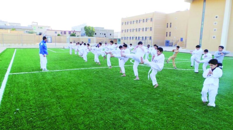 «أندية الأحياء» تقاوم عزوف الشراكات المجتمعية