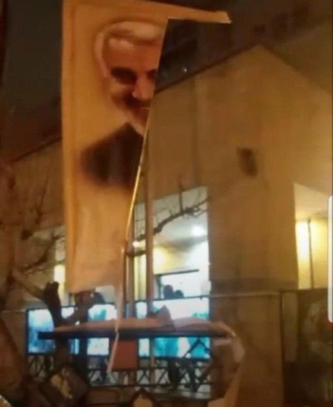 متظاهرو إيران يمزقون صورًا لـ«سليماني»