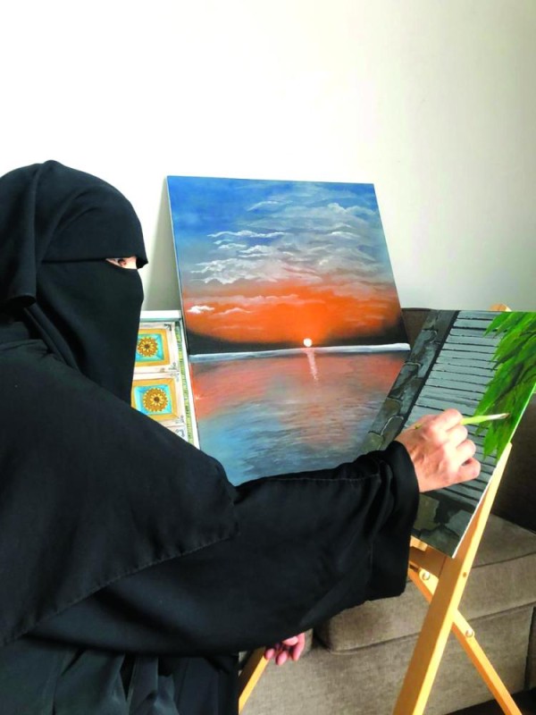 «سارة» تنسج من معاناتها إبداعا