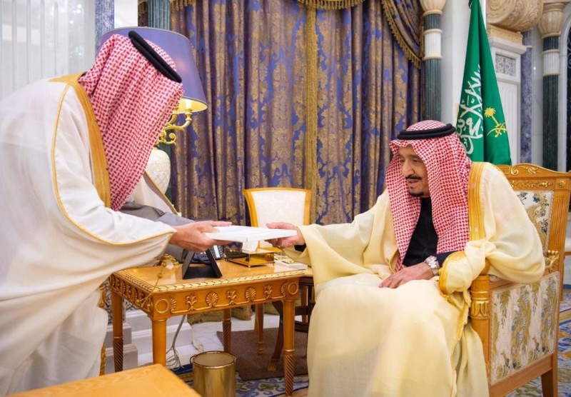 خادم الحرمين الشريفين يتسلم رسالة من ملك البحرين
