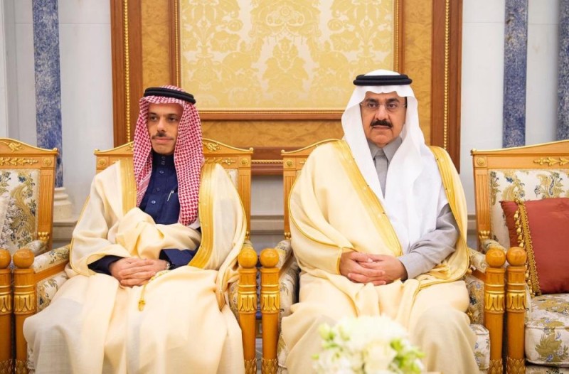 خادم الحرمين الشريفين يتسلم رسالة من ملك البحرين