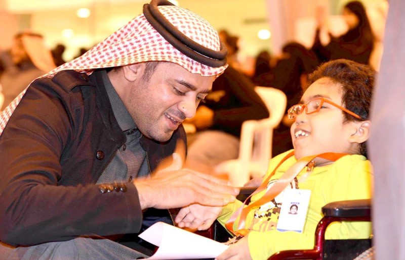 معاق يتفاعل مع منظمي إحدى الفعاليات