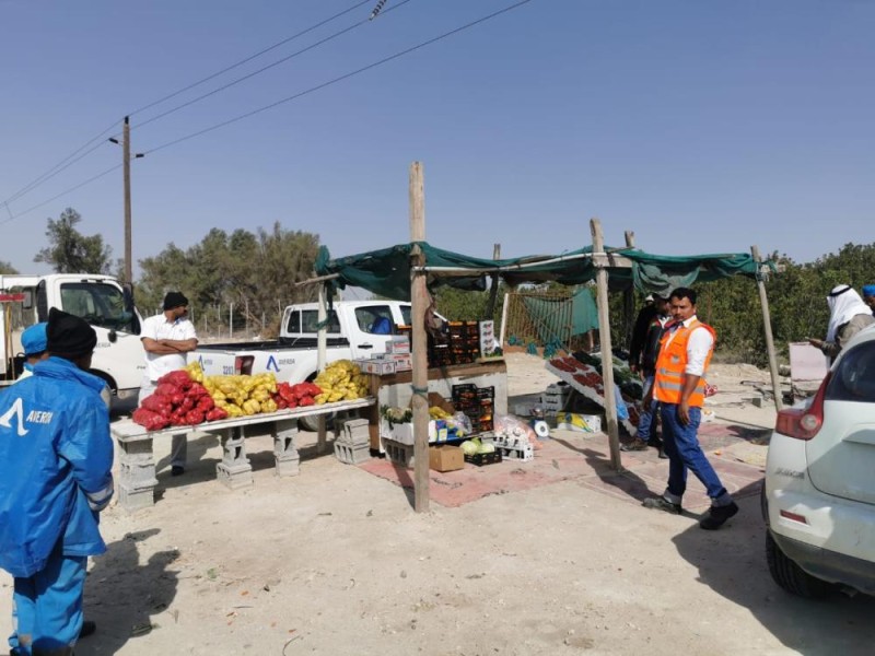 ضبط عمالة مخالفة تمارس البيع الجائل بالقطيف