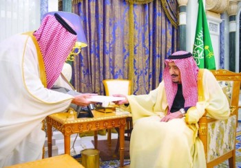 خادم الحرمين الشريفين يتسلم رسالة من ملك البحرين