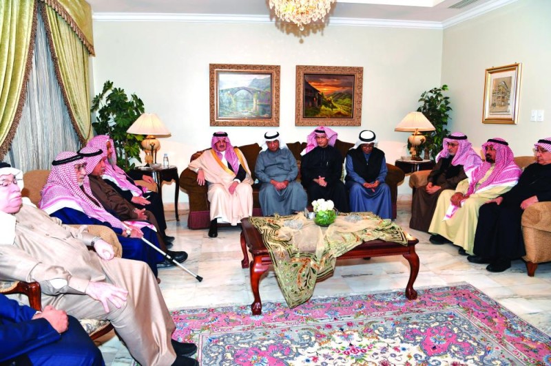 أمير الشرقية يعزي المحيسن في وفاة والدته