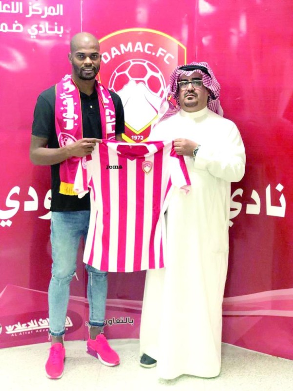 ضمك يفسخ عقد مدافعه