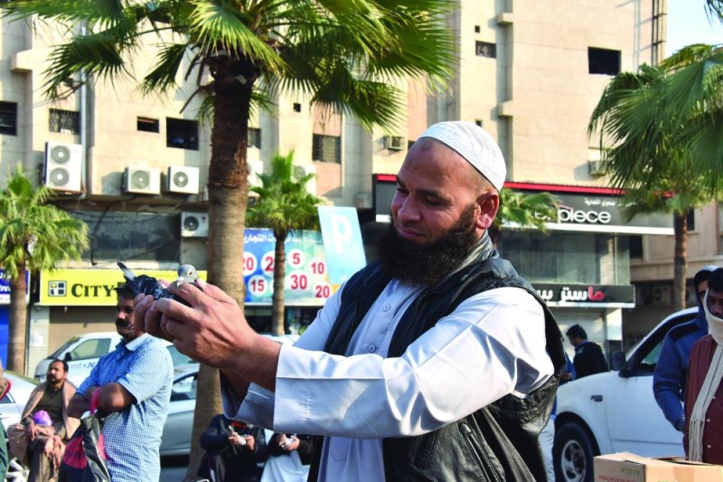 سوق الطيور بالدمام.. ملتقى هواة «الأنواع النادرة»