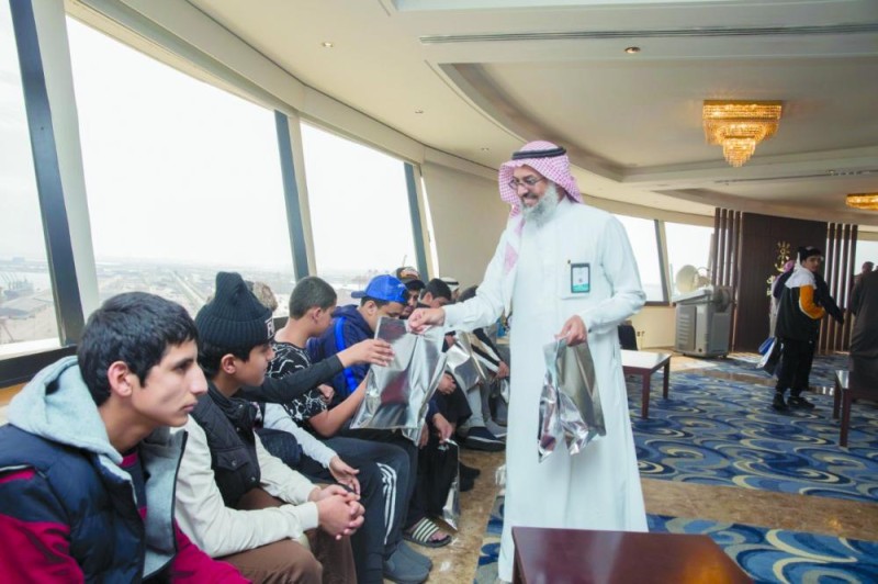 الطلاب الأيتام بحفر الباطن في جولة بميناء الدمام