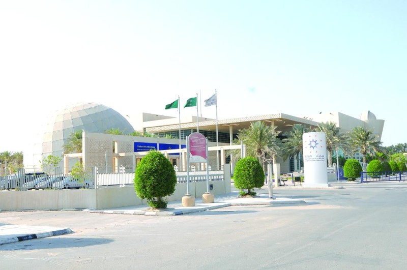 «سايتك» يقيم معرضا للفنون التشكيلية