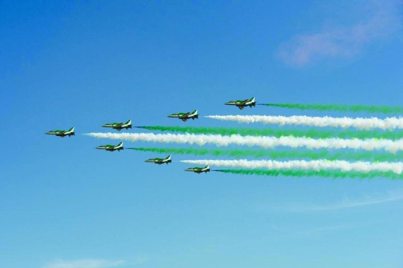 «الصقور السعودية» يناور بطائرات «هوك» في سماء الكويت