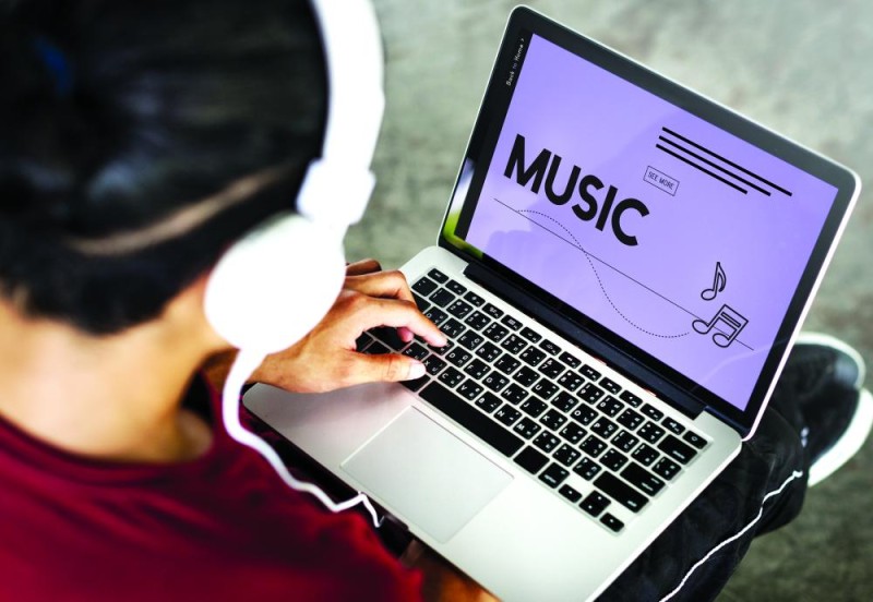 تريليون استماع للموسيقى عبر الإنترنت خلال عام