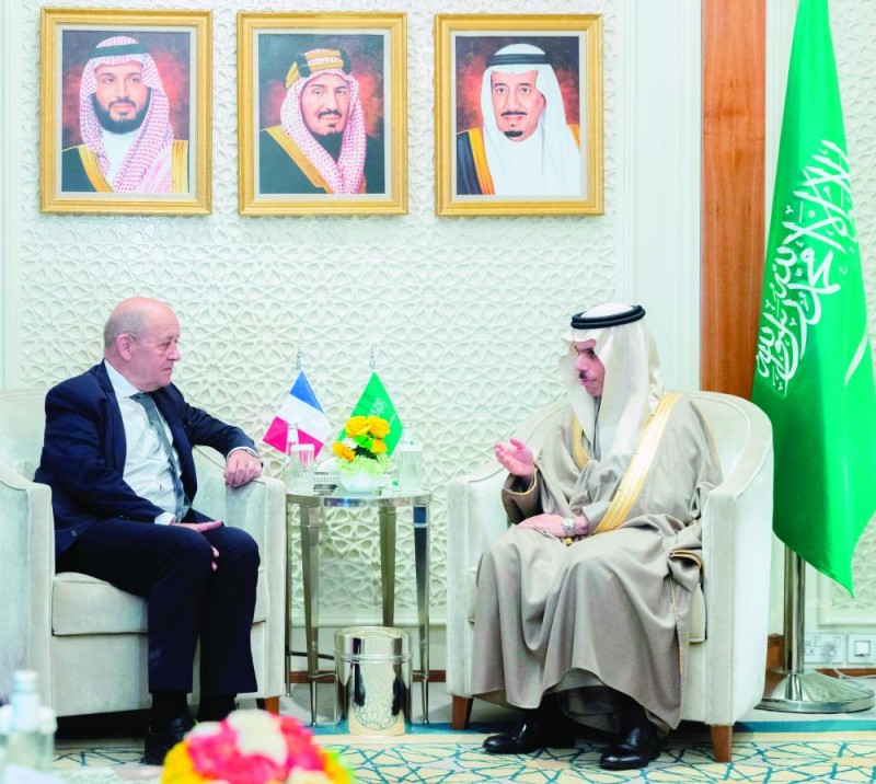 بحث تطوير العلاقات مع فرنسا