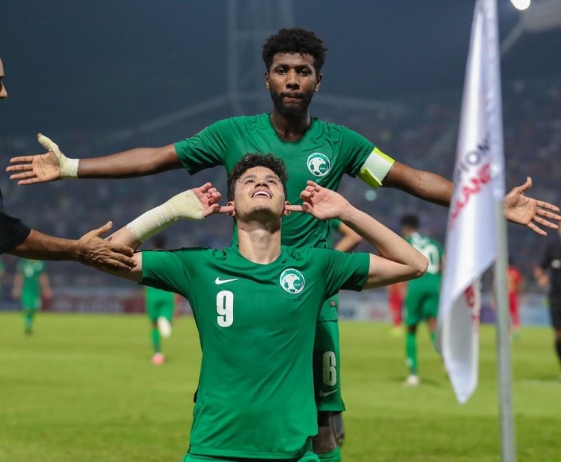 نجوم المنتخب يحتفون بالتأهل