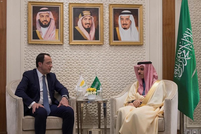 وزير الخارجية يبحث التعاون مع نظيره القبرصي