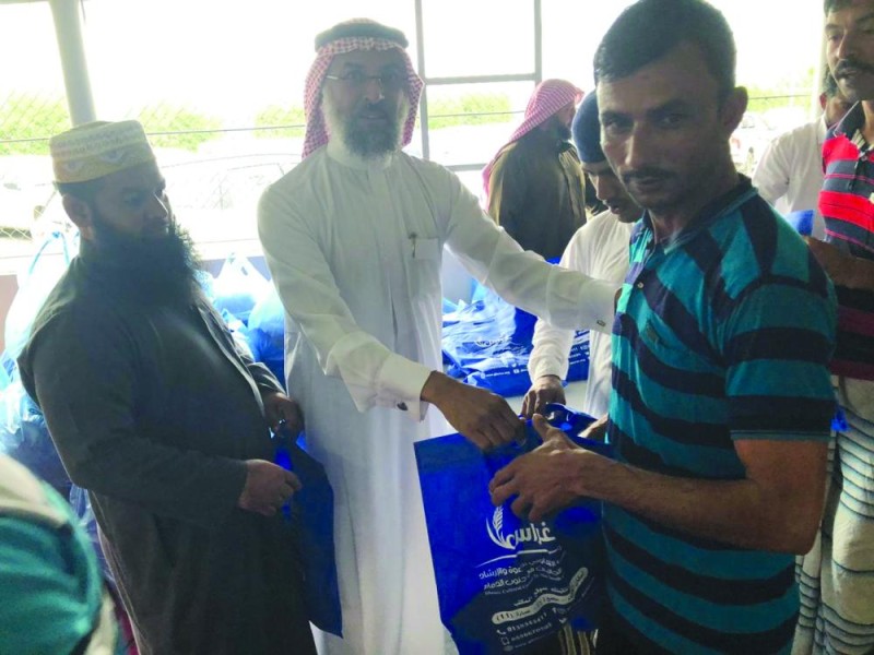 توزيع ألف حقيبة شتوية على العمالة الوافدة