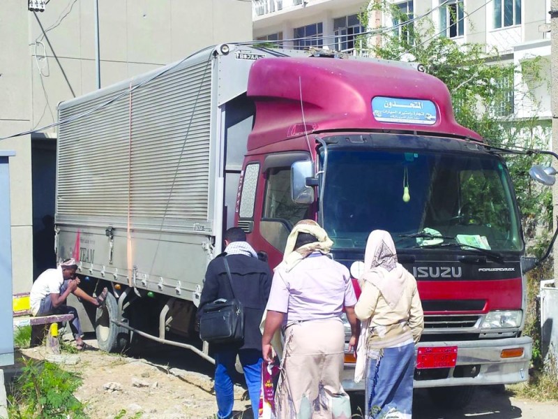 شاحنة طبية من مركز الملك سلمان لتعز
