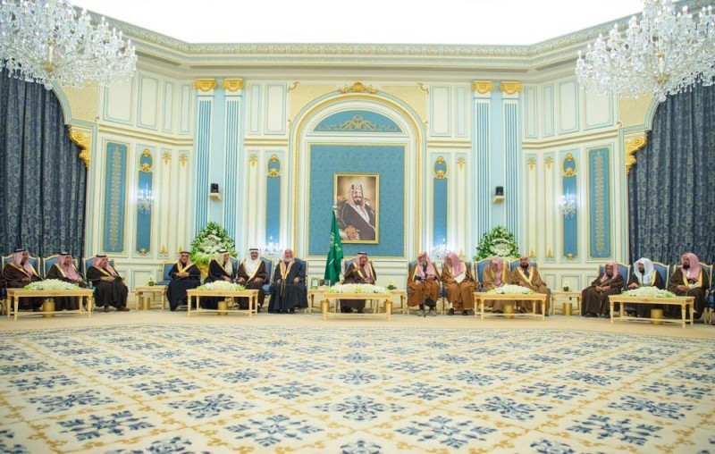 خادم الحرمين يستقبل الأمراء والمفتي وجمعًا من المواطنين