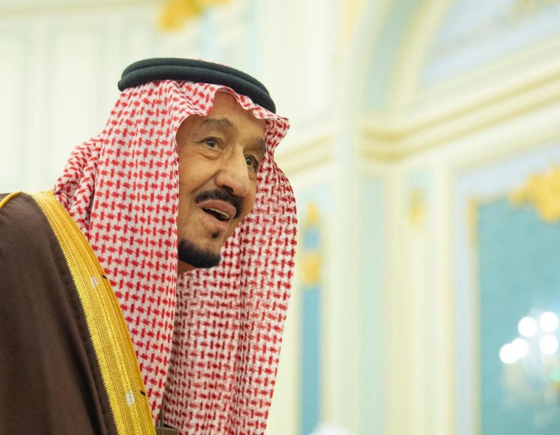 خادم الحرمين يستقبل الأمراء والمفتي وجمعًا من المواطنين