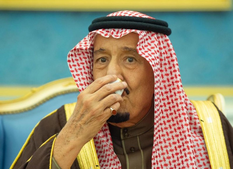 خادم الحرمين يستقبل الأمراء والمفتي وجمعًا من المواطنين
